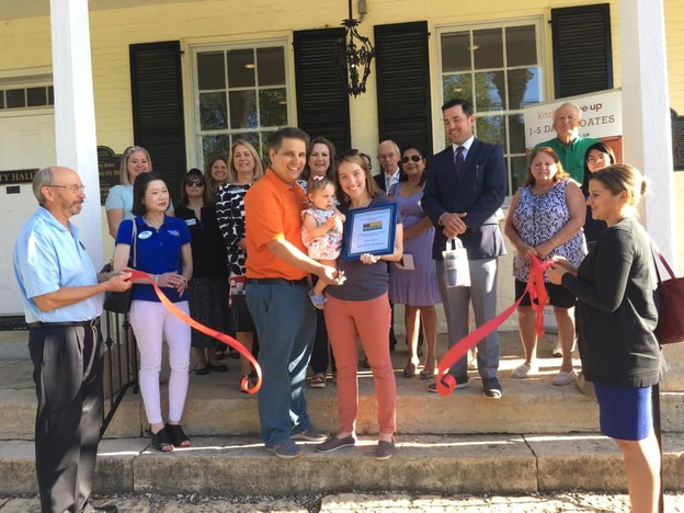 2019_8_Vincent_Chase_Elizabeth_Ribbon_cutting_with_daughter_2